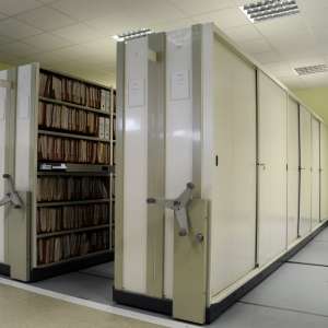 Meuble archives, armoire métallique profondeur 370 mm, à portes coulissantes, pour dossiers suspendus.