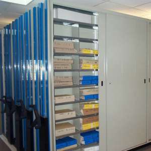 Meuble archives, armoire métallique à portes coulissantes pour dossiers à sangles, avec séparateurs.