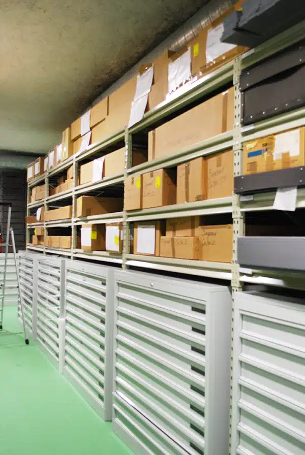Meuble à plan fixe sous un rayonnage mi-lourd