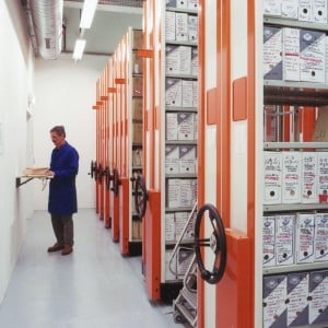 Rayonnage mobile de stockage des archives, pour boites archives, dossiers suspendus et documents.