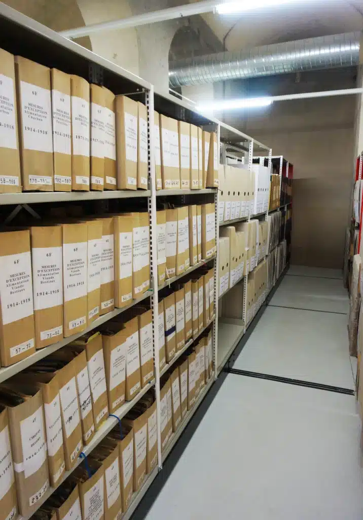 Boites archives à la française sur rayonnage profondeur 300, peinture époxy beige. FERALP