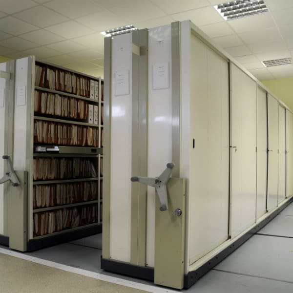 armoire de bureau tôlée avec portes coulissantes pour dossiers suspendus