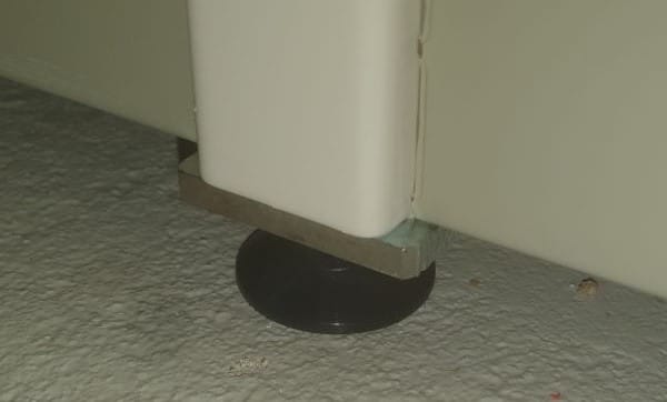 Pied de rayonnage fixe réglable, peinture époxy beige. FERALP