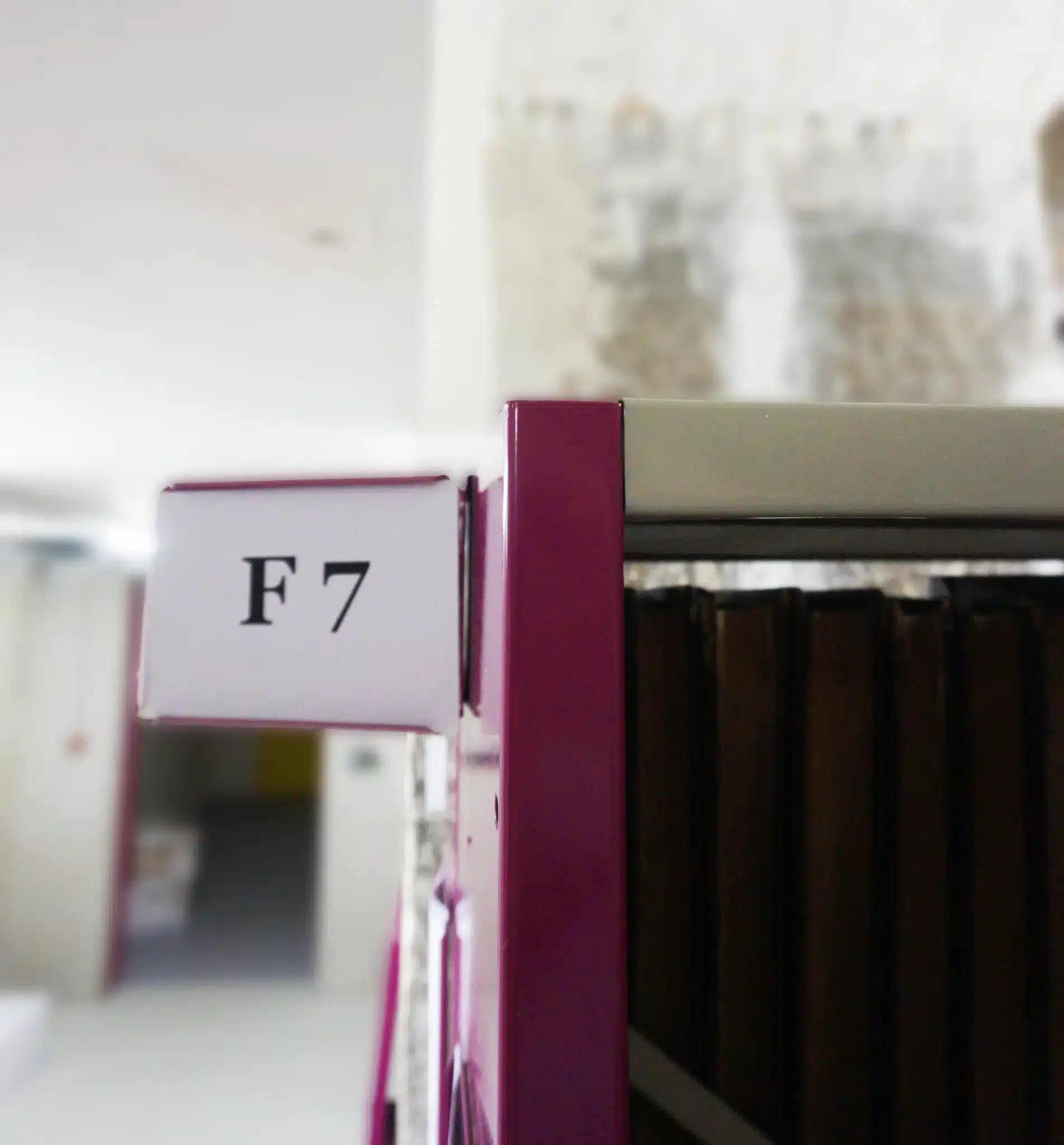 Indicateur de travée pour rayonnage archives. Accessoire de signalétique. Installation pour les archives Municipales de Metz, Moselle, Lorraine.