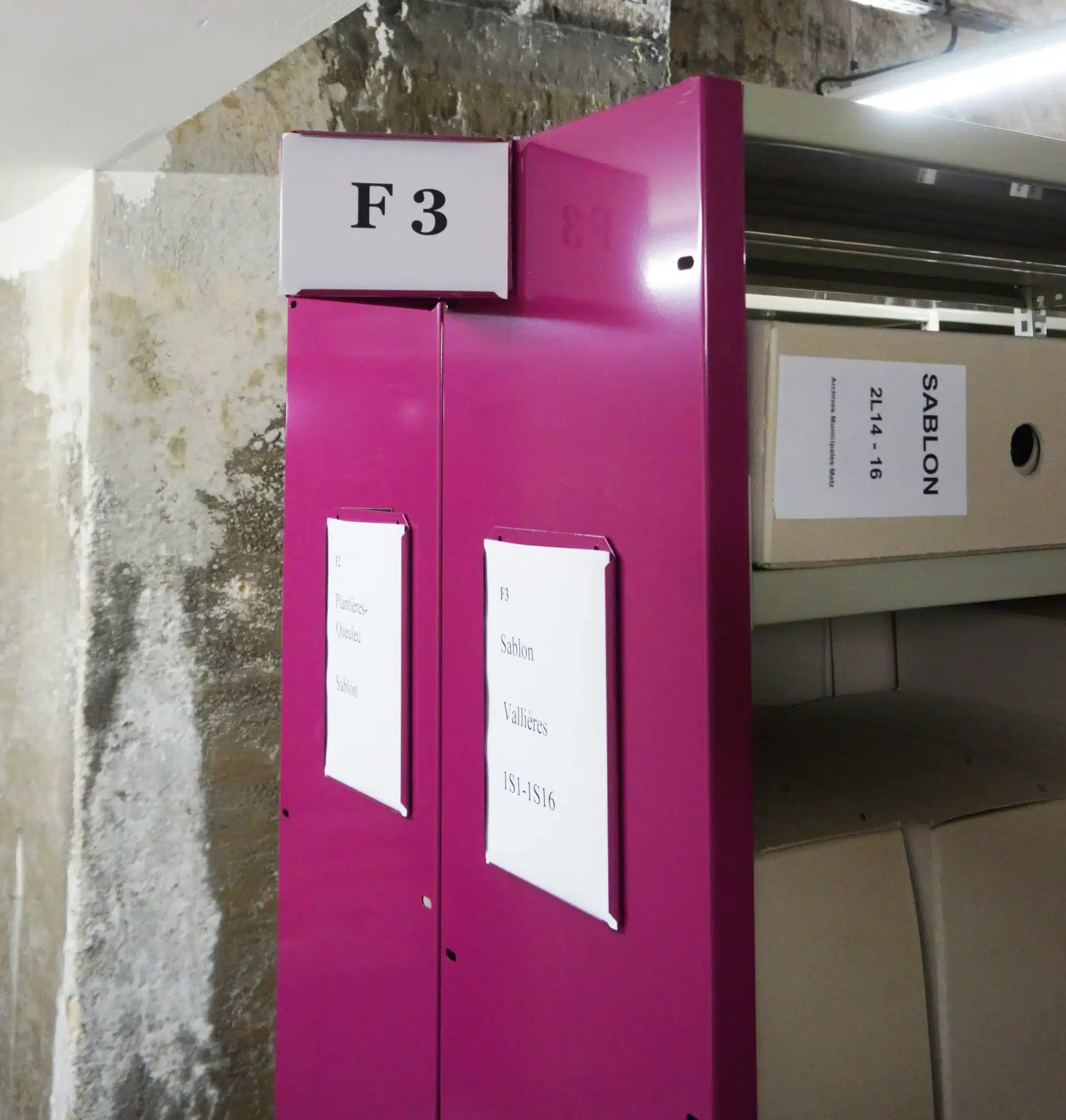Indicateur de travée et portes-fiches pour rayonnage archives. Accessoires de signalétique. Installation pour les archives Municipales de Metz, Moselle, Lorraine.