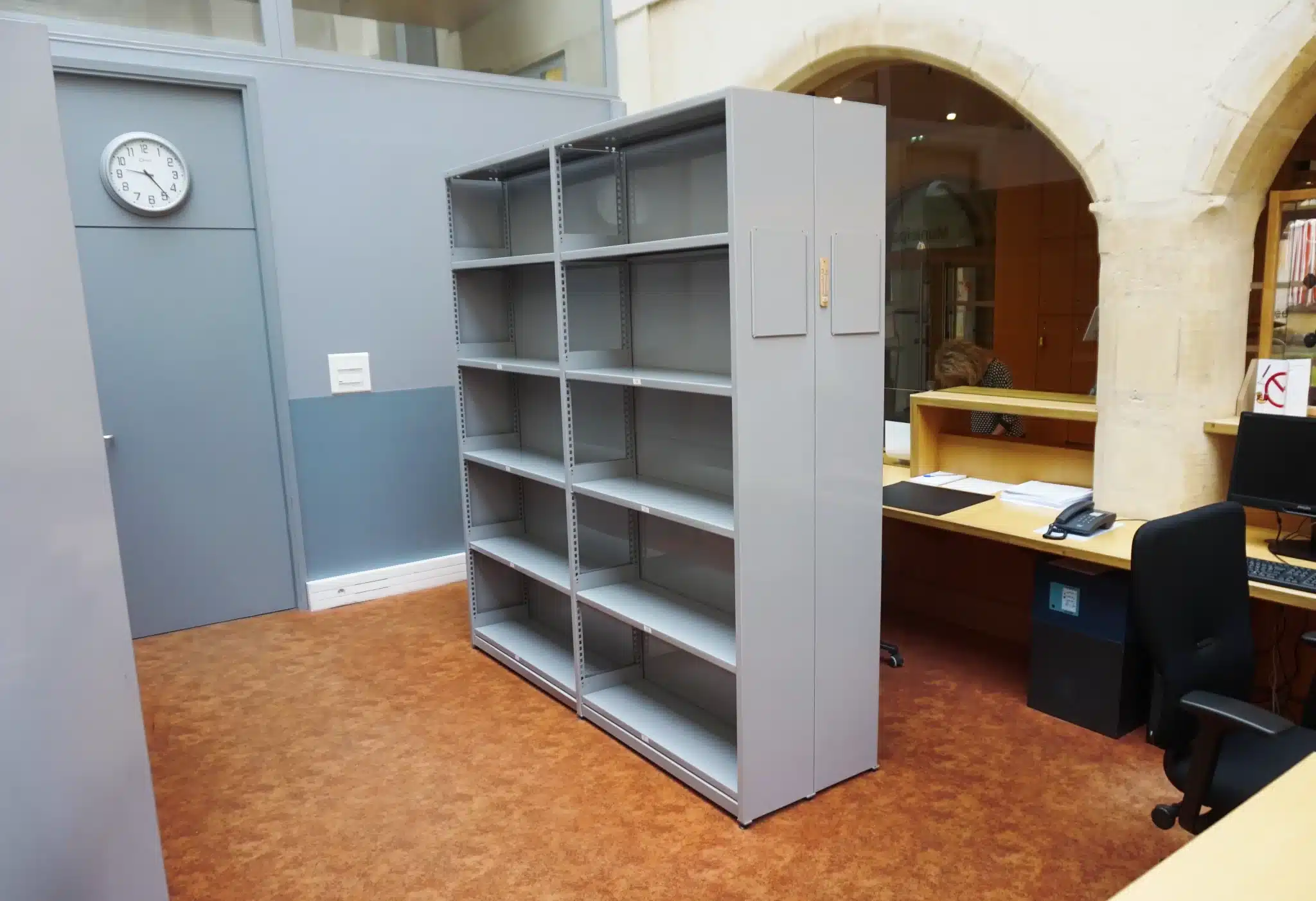 Armoire ouverte pour salle de lecture, peinture époxy gris. Installation pour les archives Municipales de Metz, Moselle, Lorraine. Fabriqué en France par FERALP.