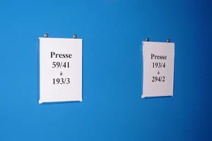 Porte-fiche, accessoire de signalétique pour rayonnage archives et salle d'archives, peinture epoxy bleu. Installation pour les archives Municipales de Metz