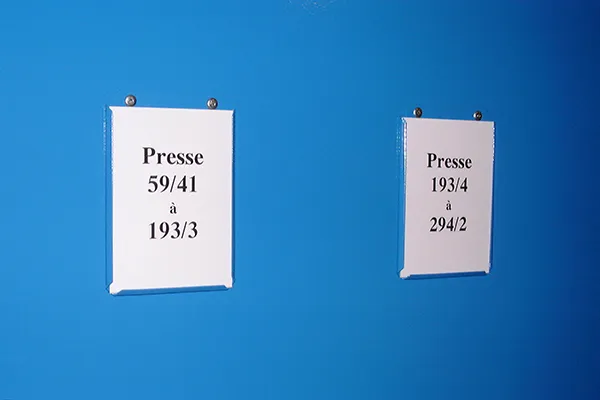 Porte-fiche, accessoire de signalétique pour rayonnage archives et salle d'archives, peinture epoxy bleu. Installation pour les archives Municipales de Metz