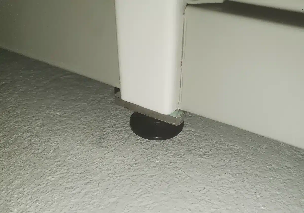 Pied de rayonnage fixe réglable, peinture époxy beige. Installation pour les archives Municipales de Metz