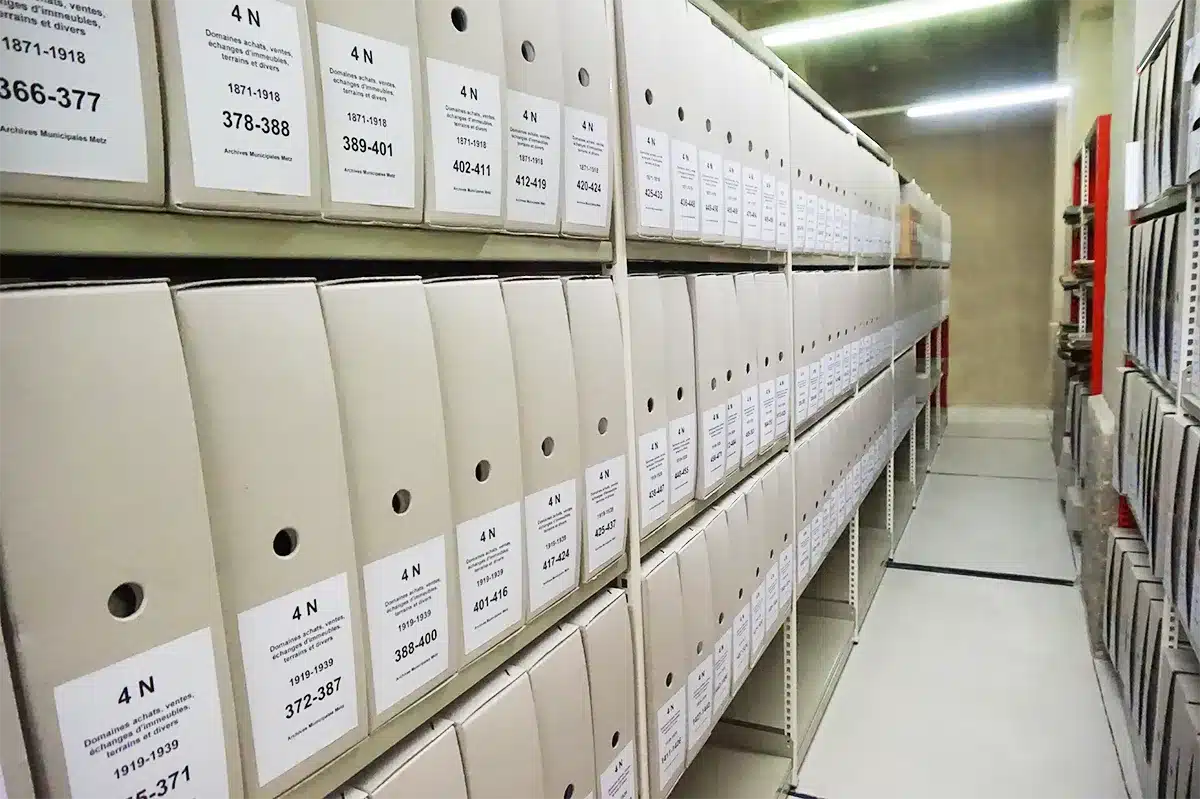 Boites archives à la française sur rayonnage archives, peinture époxy beige. Installation pour les archives Municipales de Metz, Moselle, Lorraine.