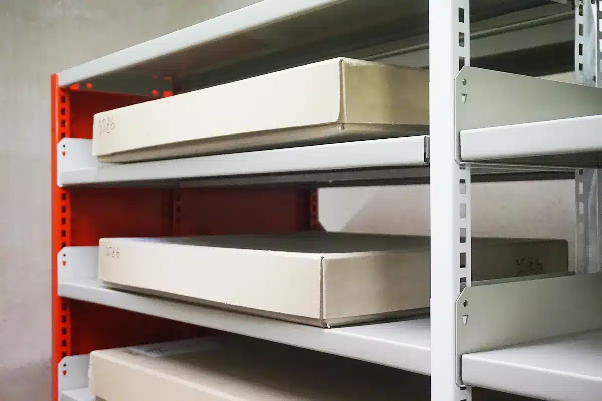 Rayonnage fixe double profondeur pour archives grand format en boite carton, peinture époxy beige. Installation pour les archives Municipales de Metz, Moselle, Lorraine.