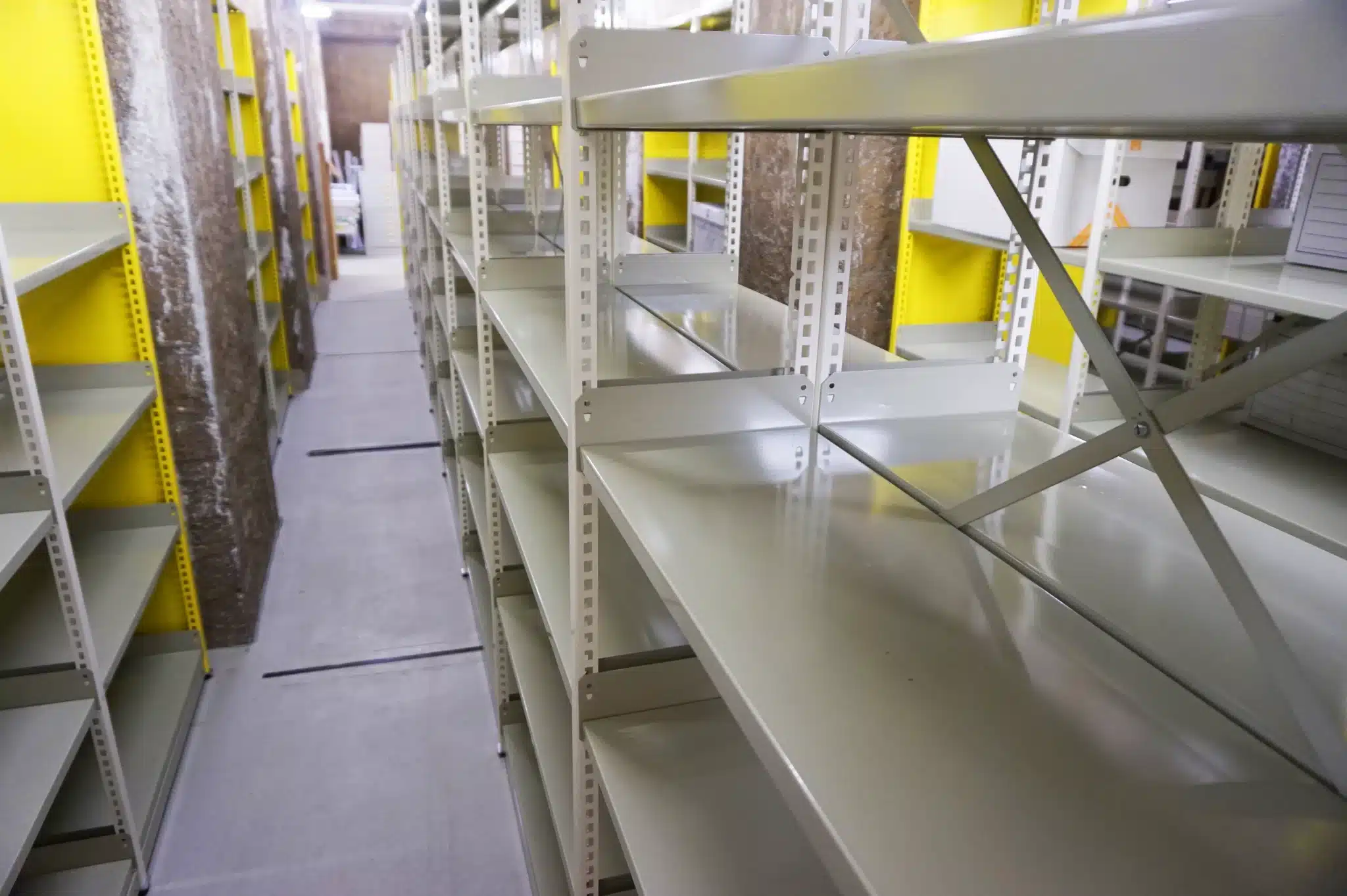 Tablette métallique sur tasseaux, fond croisillons, pour rayonnage archives historiques T30, peinture époxy, FERALP.