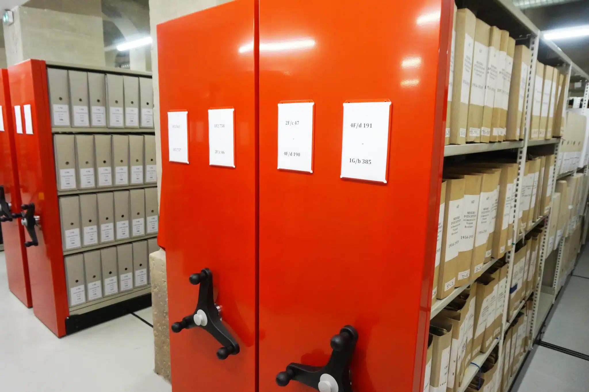 Rayonnage archives à tablettes sur tasseaux, pour archives historiques, type T30, façade tôlée, peinture époxy rouge, FERALP