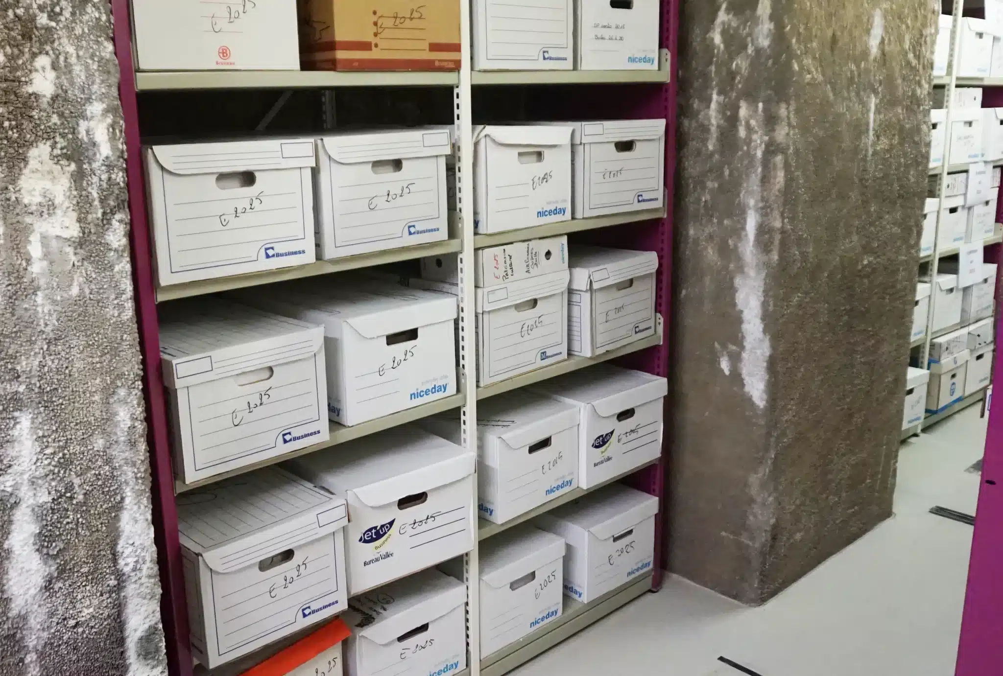 Rayonnage fixe profondeur 600 mm pour conteneurs archives, peinture époxy beige. Installation pour les archives Municipales de Metz, Moselle, Lorraine.