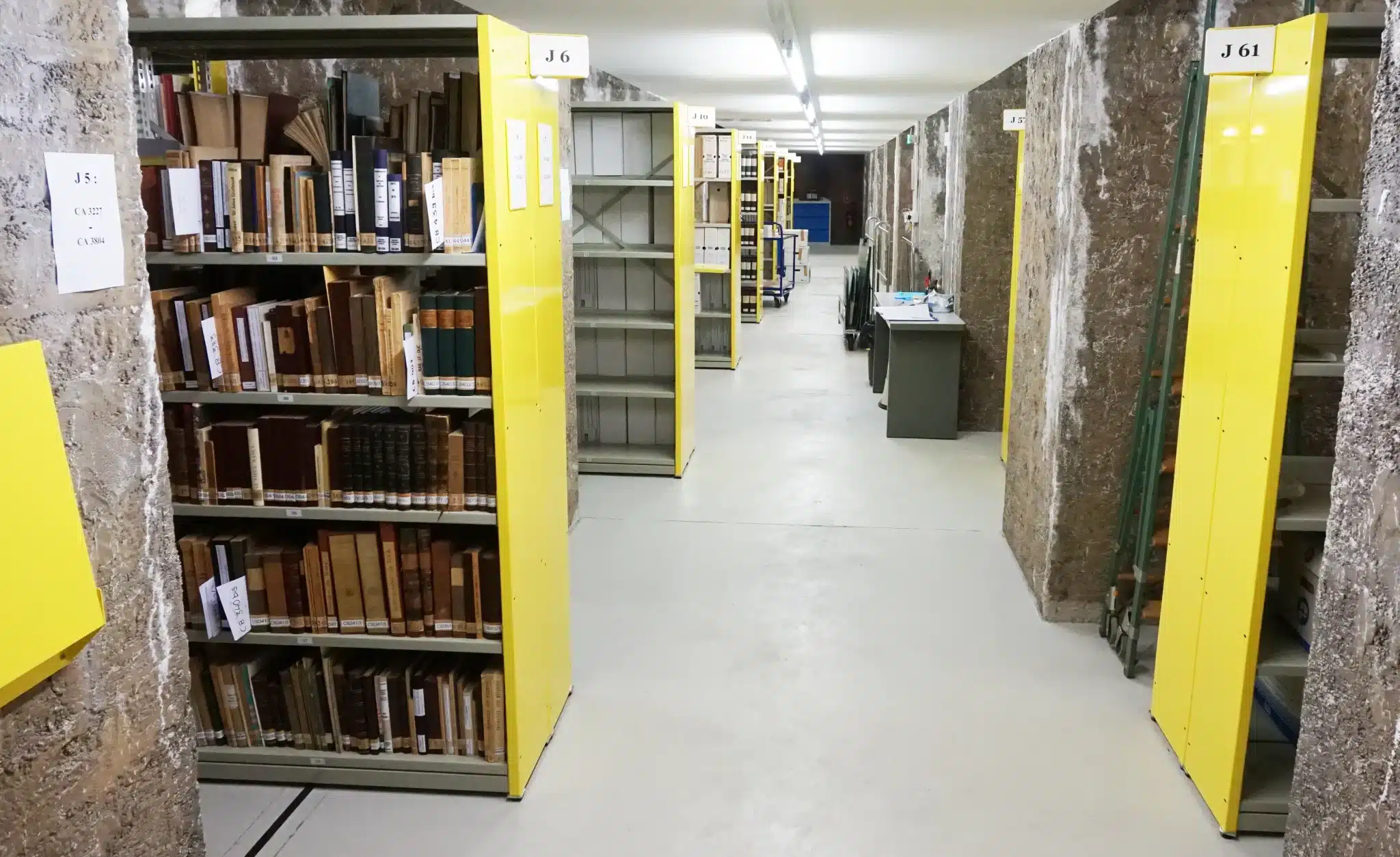 Rayonnages mobiles avec finition peinture epoxy jaune pour archives historiques