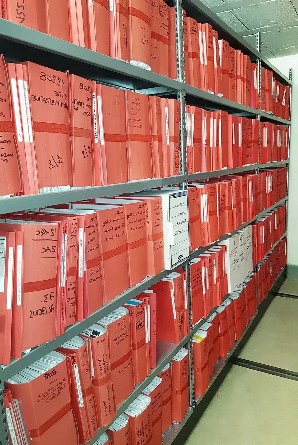 Rayonnage archives pour dossiers à sangles finition galvanisée. Installation pour un bureau d'études à Annecy en Haute-Savoie.