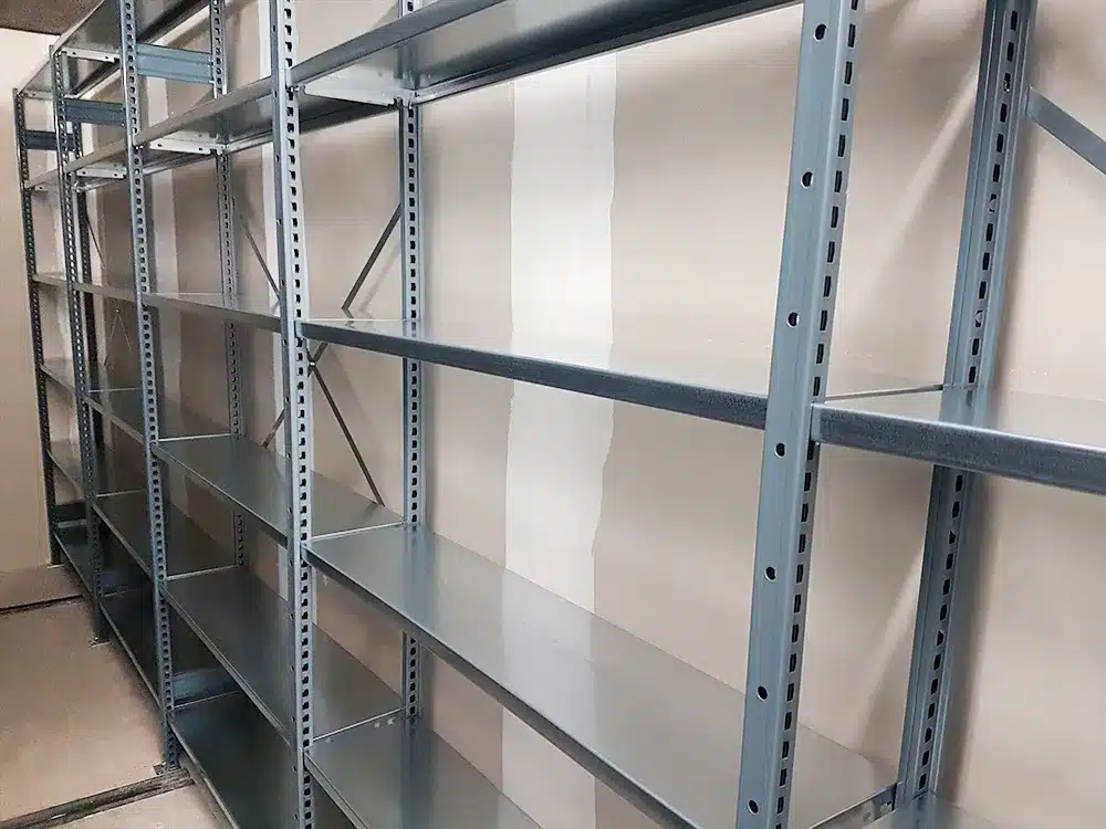 Rayonnage pour archives fixe HERCULE avec finition galvanisée. Installation pour un bureau d'études à Annecy en Haute-Savoie.