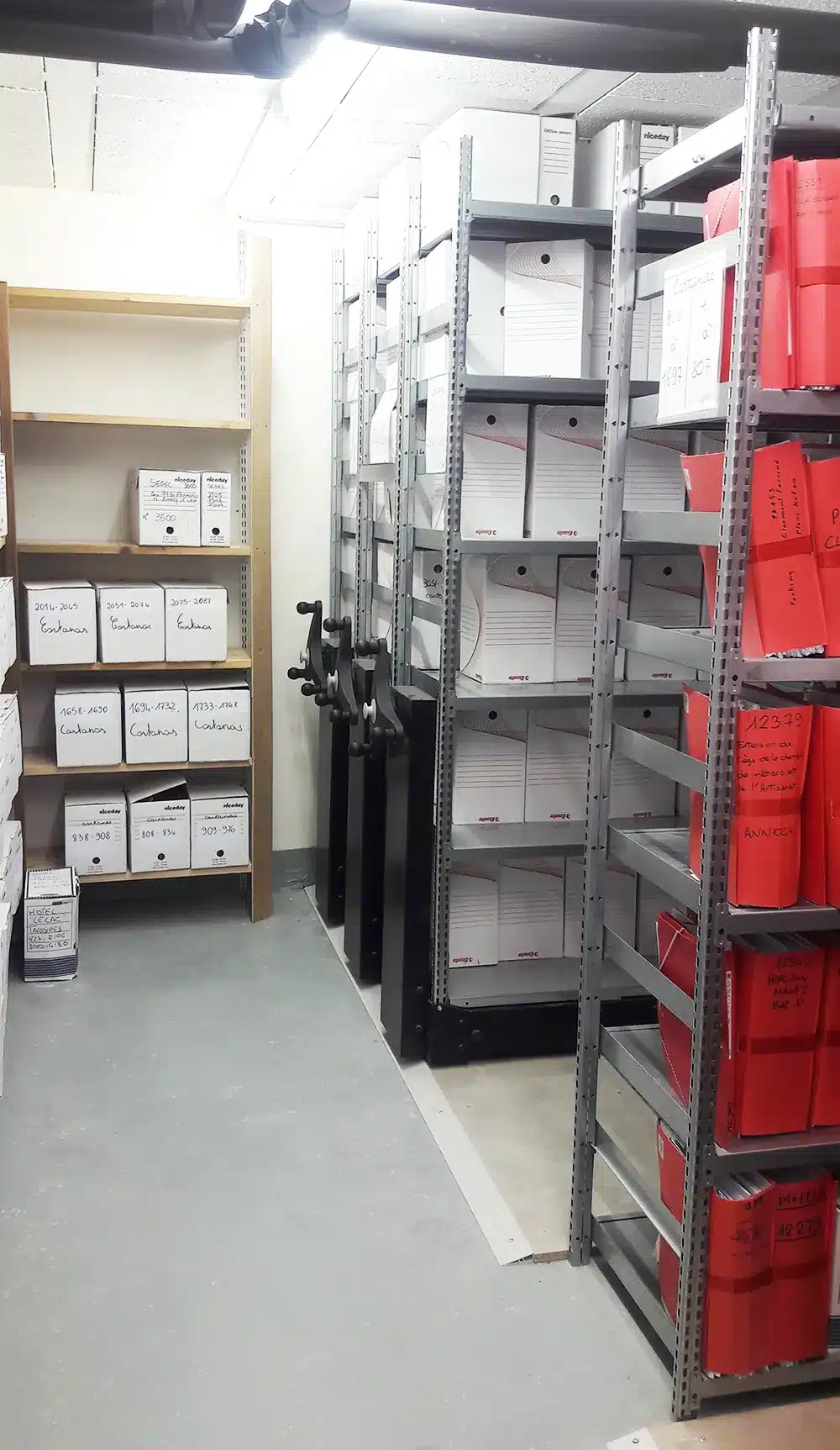 Rayonnage mobile pour boites d'archives finition galvanisée et peinture expoy et rayonnage archive fixe pour dossiers à sangles. Installation pour un bureau d'études à Annecy en Haute-Savoie.