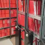 Rayonnage mobile pour archives dossiers à sangles finition galvanisée et peinture expoy des colonnes. Installation pour un bureau d'études à Annecy en Haute-Savoie.