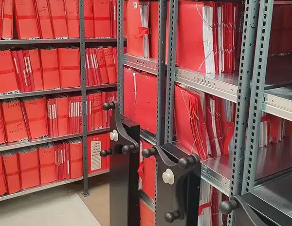 Rayonnage mobile pour archives dossiers à sangles finition galvanisée et peinture expoy des colonnes. Installation pour un bureau d'études à Annecy en Haute-Savoie.