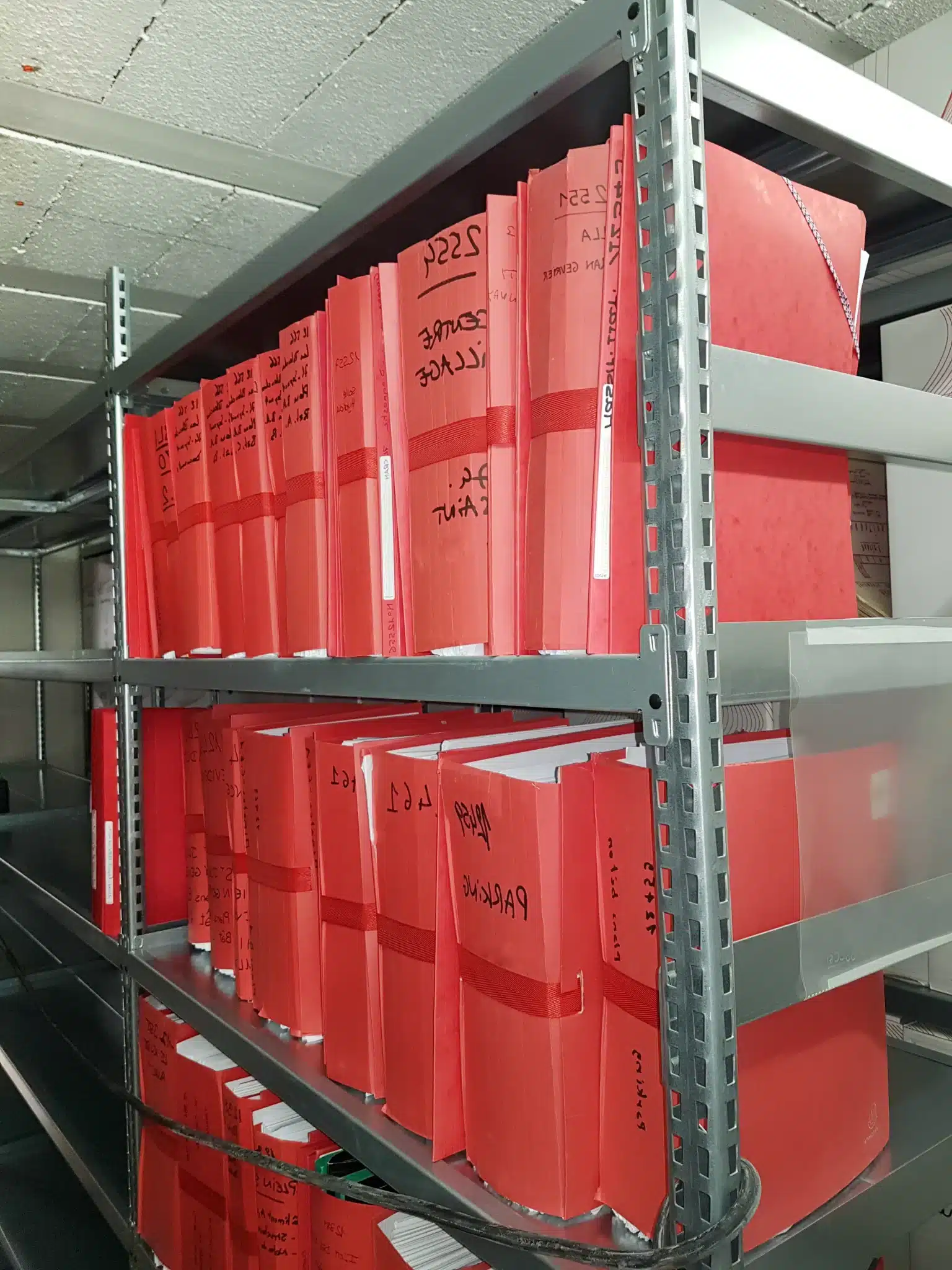 Rayonnage pour archives dossiers à sangles finition galvanisée. Installation pour un bureau d'études à Annecy en Haute-Savoie.