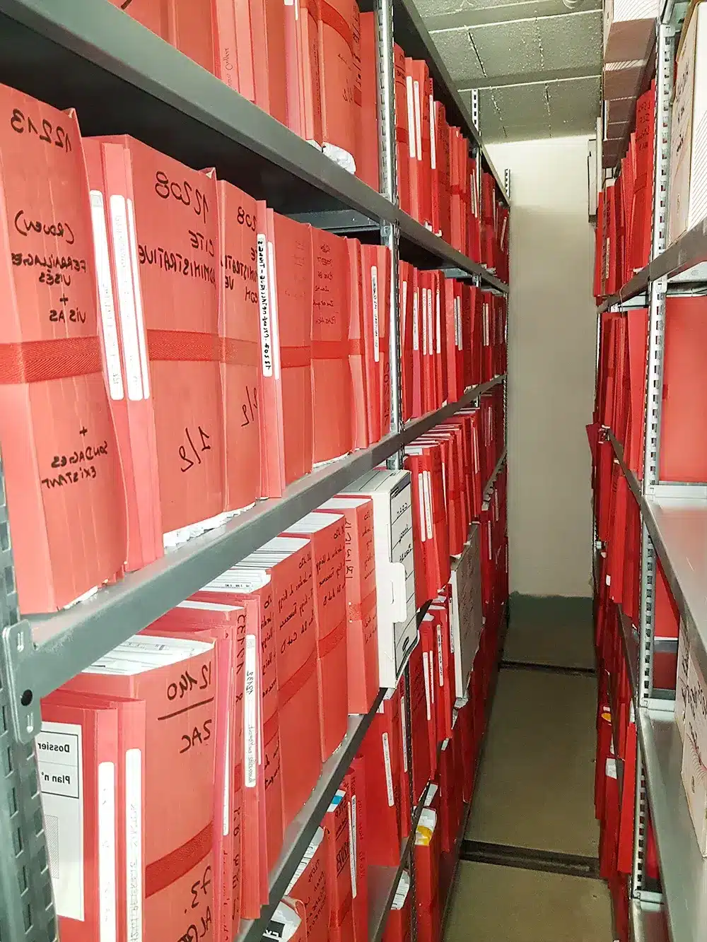 Rayonnage archives pour dossiers à sangles finition galvanisée. Installation pour un bureau d'études à Annecy en Haute-Savoie.