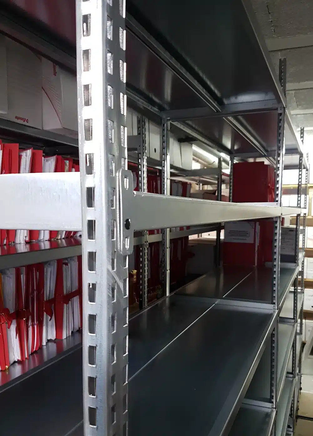 Rayonnage mobile pour archives dossiers à sangles tablettes galva. Installation pour un bureau d'études à Annecy en Haute-Savoie.