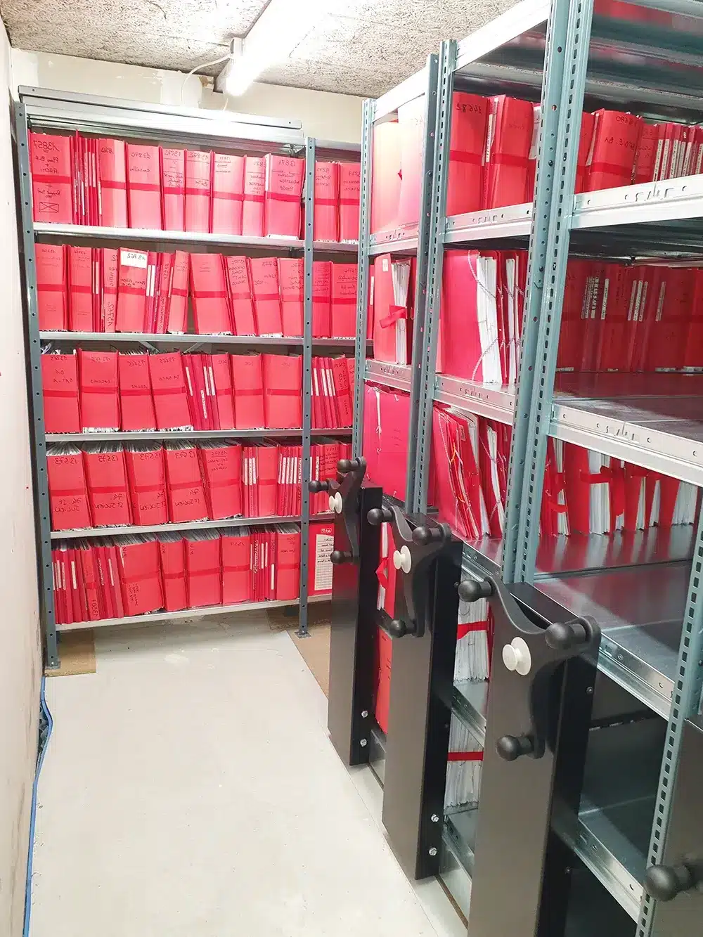 Rayonnage mobile pour archives dossiers à sangles finition galvanisée et peinture expoy des colonnes. Installation pour un bureau d'études à Annecy en Haute-Savoie.