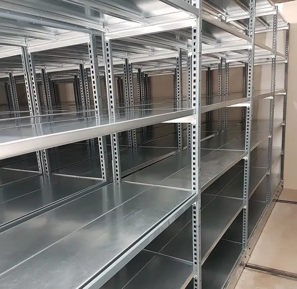 Rayonnage mobile pour archives HERCULE avec finition galvanisée et peinture expoy des colonnes. Installation pour un bureau d'études à Annecy en Haute-Savoie.