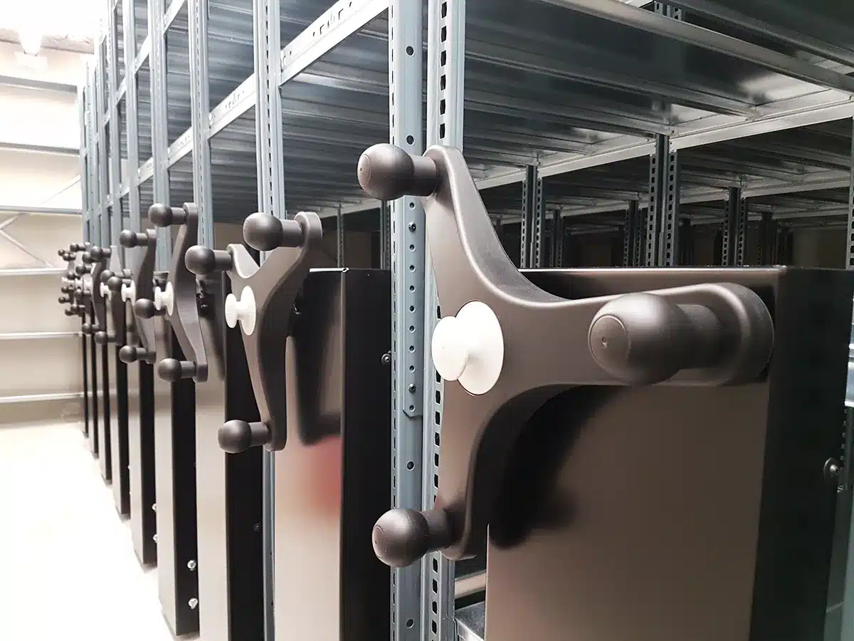 Rayonnage mobile pour archives finition galvanisée et peinture expoy des colonnes. Installation pour un bureau d'études à Annecy en Haute-Savoie.