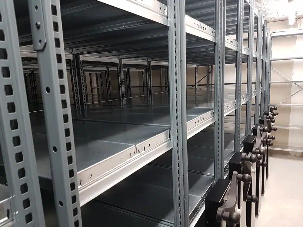 Rayonnage mobile pour archives finition galvanisée et peinture expoy des colonnes. Installation pour un bureau d'études à Annecy en Haute-Savoie.