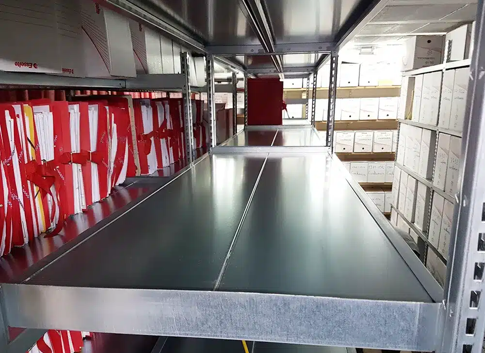 Rayonnage mobile pour archives avec tablettes à finition galvanisée. Installation pour un bureau d'études à Annecy en Haute-Savoie.