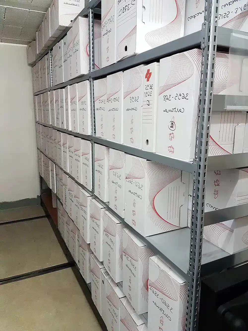 Rayonnage pour boite d'archives, finition galvanisée. Installation pour un bureau d'études à Annecy en Haute-Savoie.