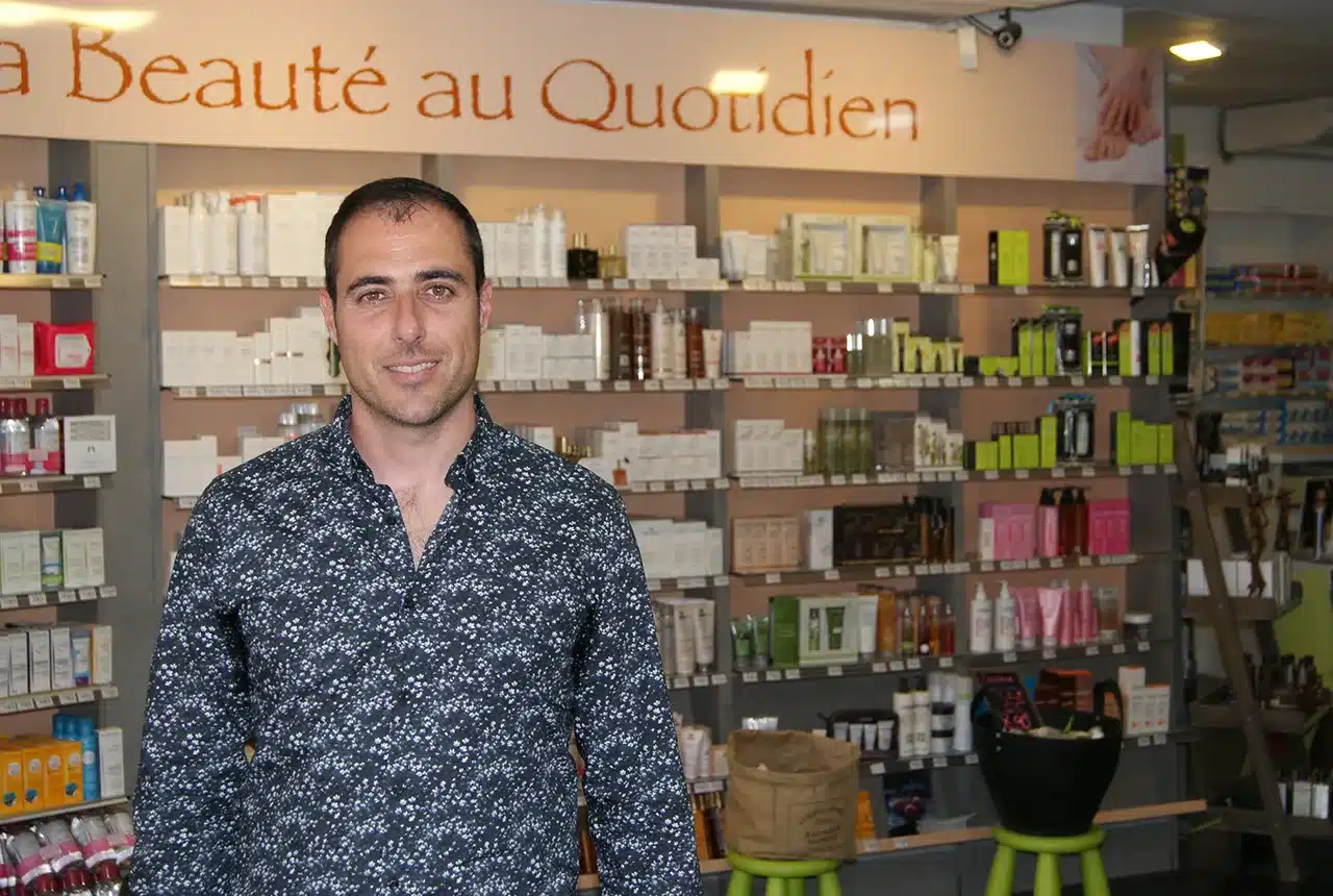 Portrait d'un client pharmacien pour rayonnage de réserve médicale