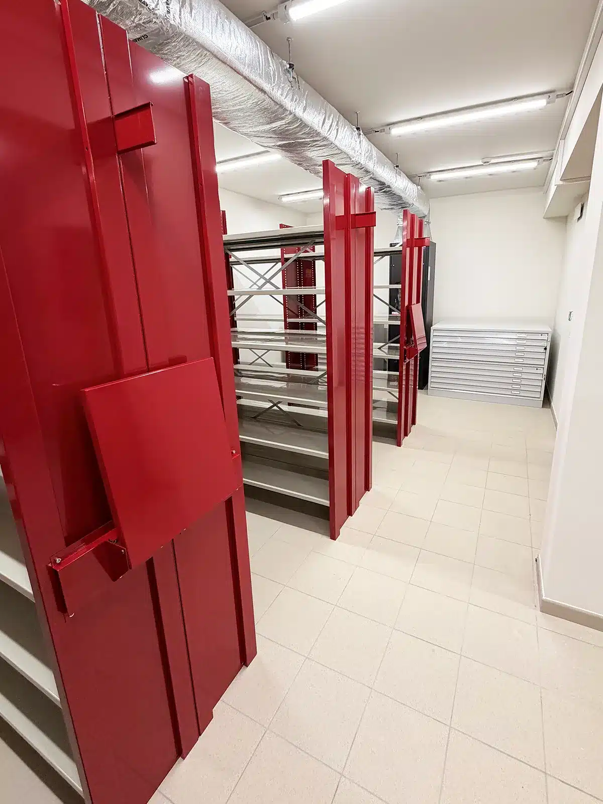 Aménagement salle d'archives mairie : rayonnages archivage fixes et meubles à plans