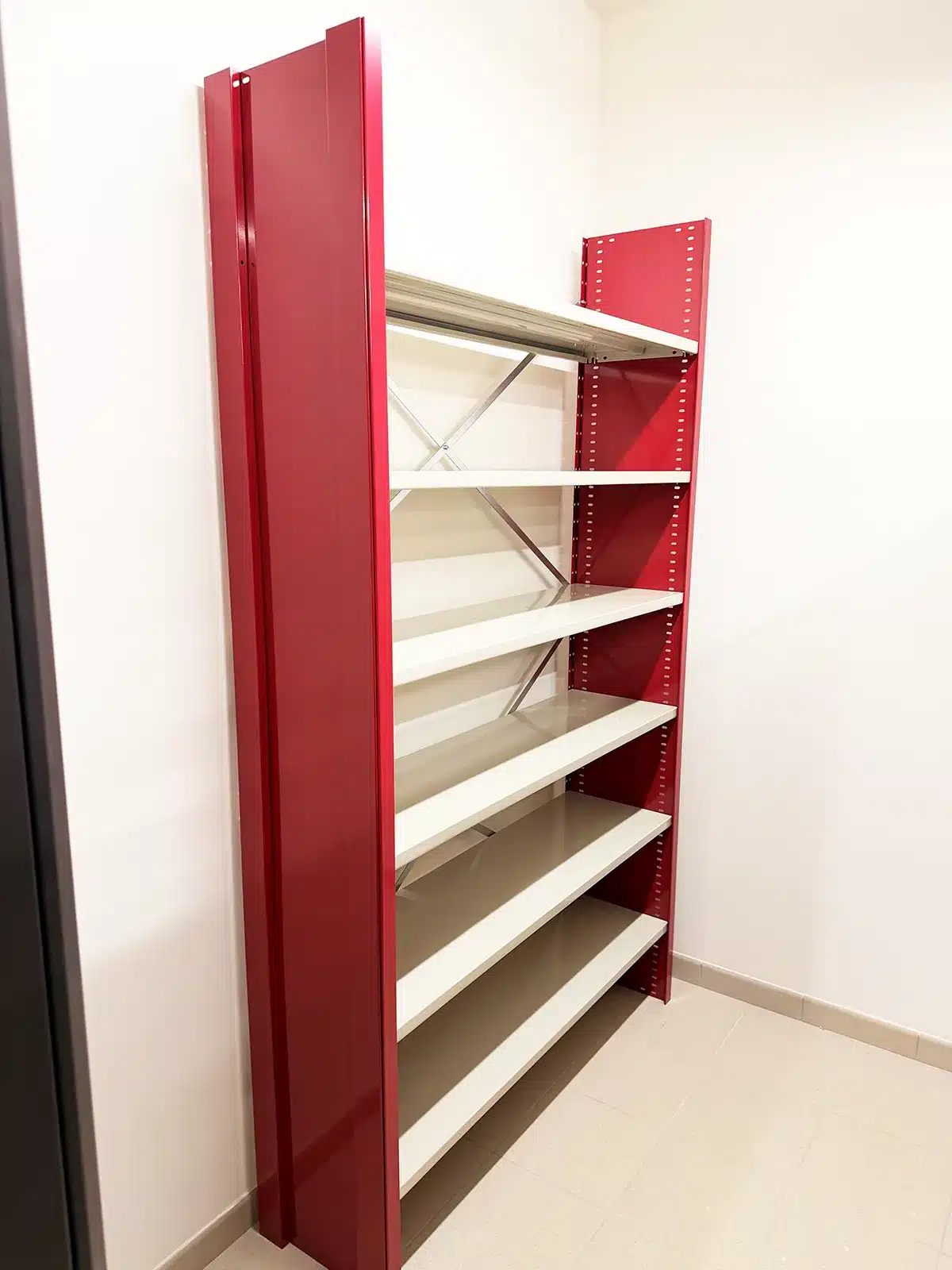 Rayonnage archives avec parois tôlées rouge et tablettes gris