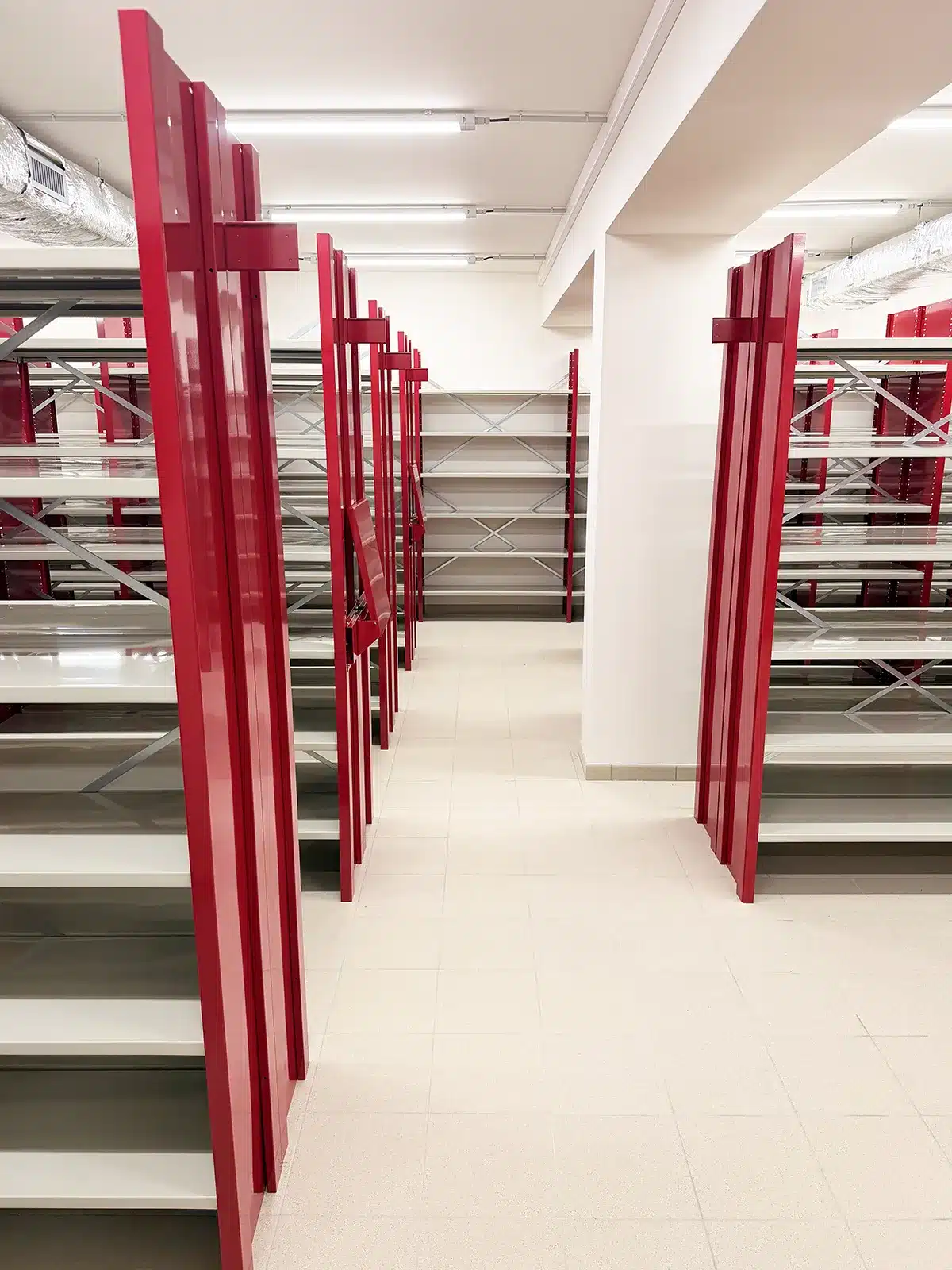 Salle d'archives de mairie équipée de rayonnages archives fixes et d'un meuble à plans