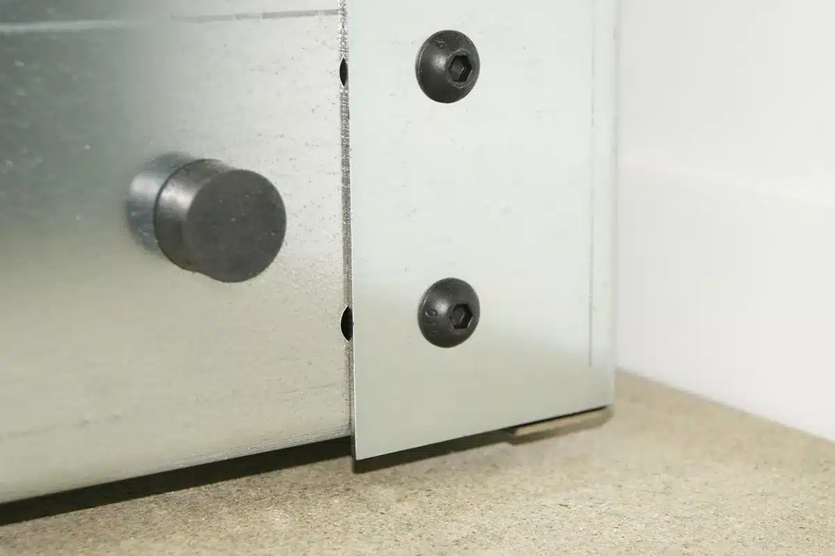 Détail de rayonnage mobile, sécurité butée anti-pincement de doigts pour une entreprise de BTP en région Rhône-Alpes