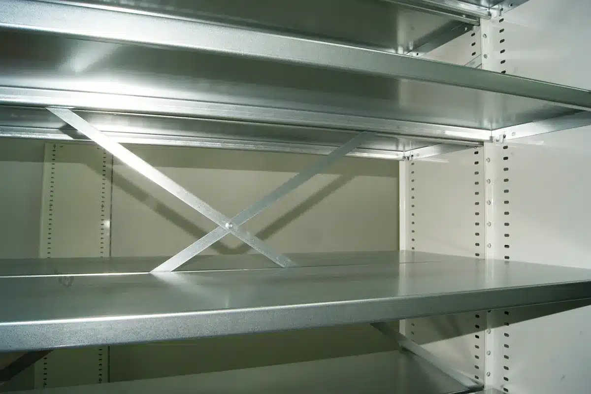 Détail de fond croisillons de rayonnage mobile, installation pour une entreprise de travaux publics en Rhône-Alpes