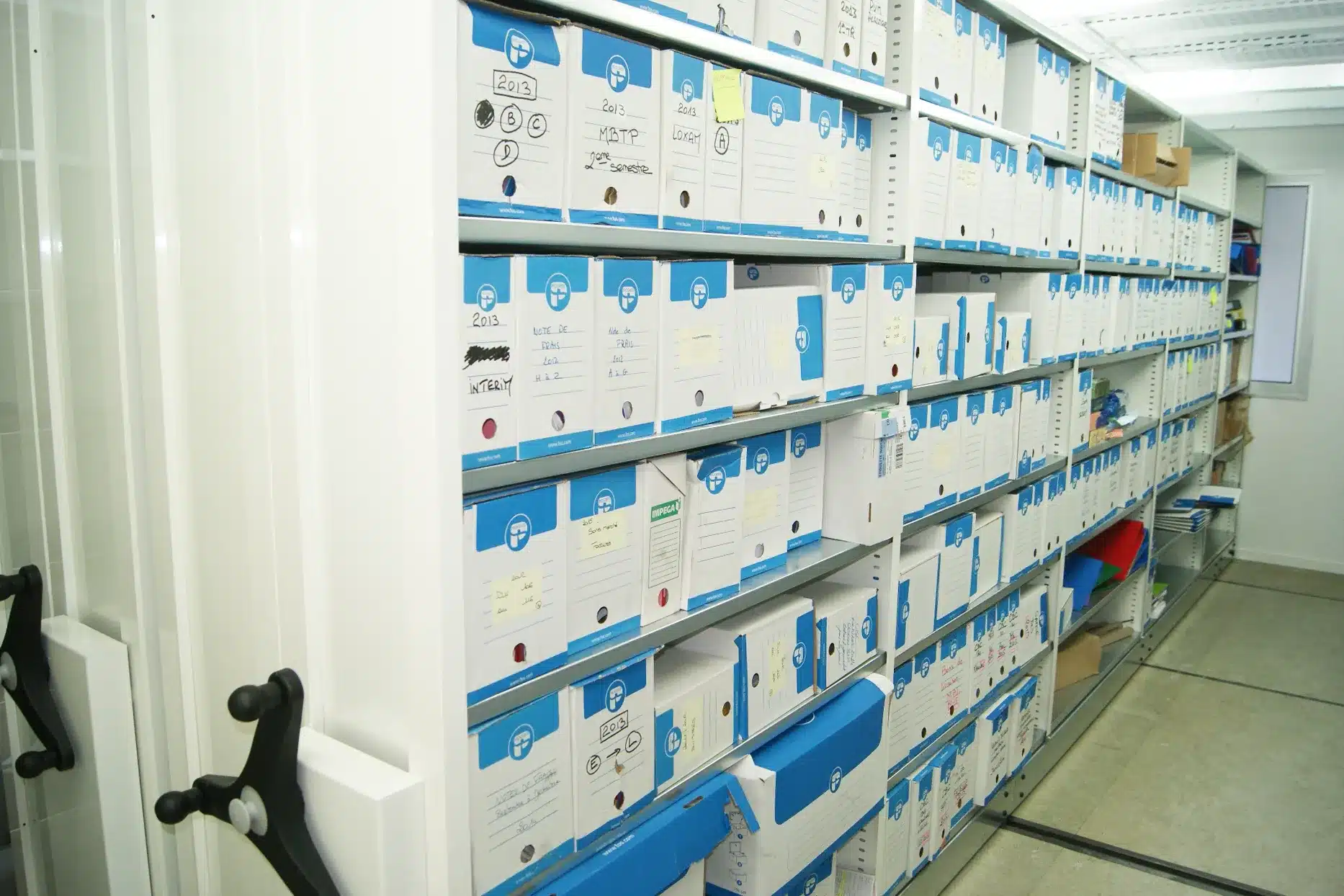 Rayonnages mobiles pour boites d’archives A4 à l’italienne, archivage pour une entreprise de travaux publics en région Rhône-Alpes