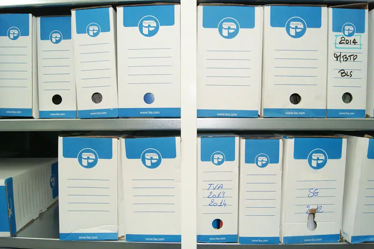 Tablettes galva pour rayonnages archives boites A4 à l’italienne, hauteur utile parfaitement ajustée aux boites pour un gain d’espace optimal