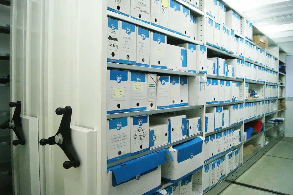 Rayonnages mobiles pour l’archivage d’une entreprise de travaux publics en Rhône-Alpes avec boites d’archives A4 et containers archives