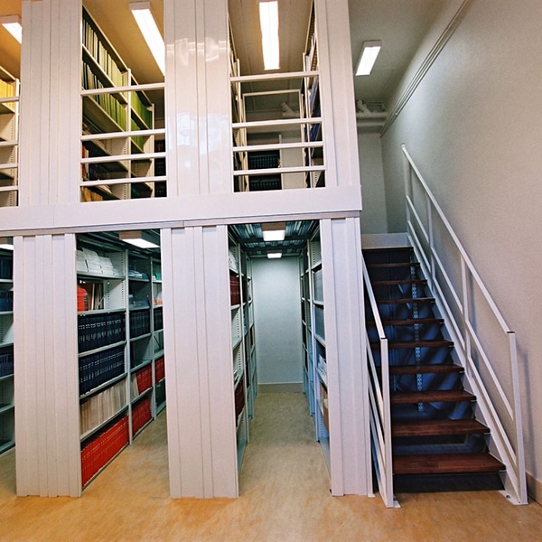Rayonnage métallique -mezzanine avec escalier - bibliothèque
