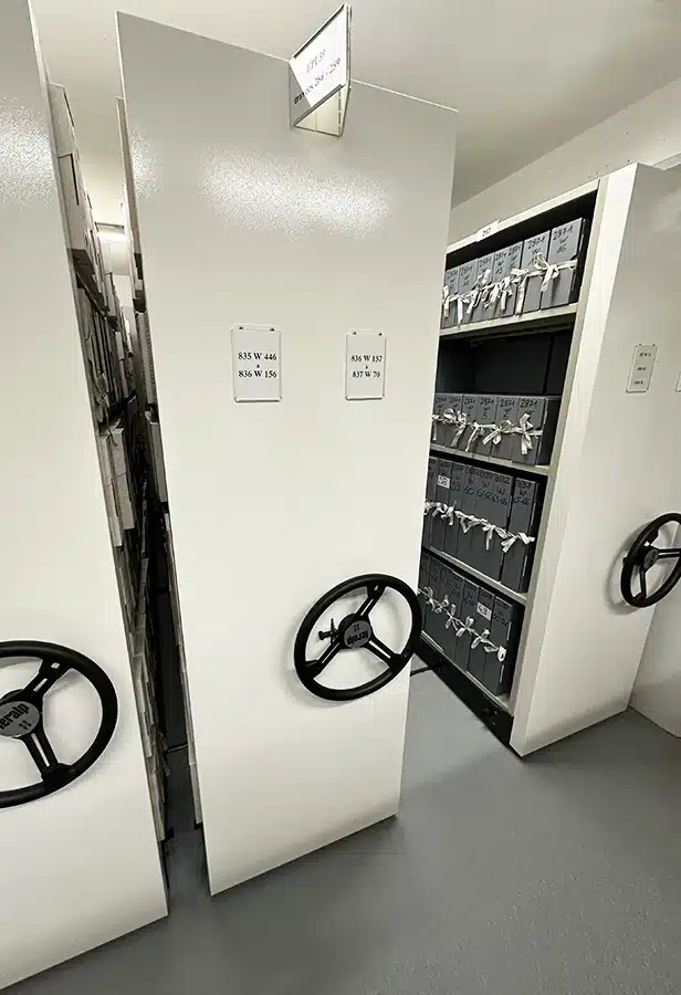 Rayonnage coulissant pour archives, archivages avec dossiers à sangles, finition peinture epoxy