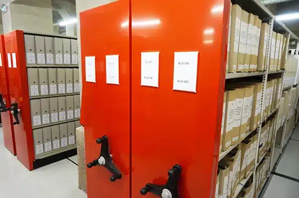 Rayonnage archives à tablettes sur tasseaux, pour archives historiques, type T30, façade tôlée, peinture époxy rouge, FERALP