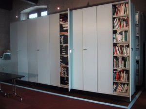Rayonnage métallique léger pour le rangement du bureau. Etagères modulaires pour classeurs, dossiers suspendus. Feralp.