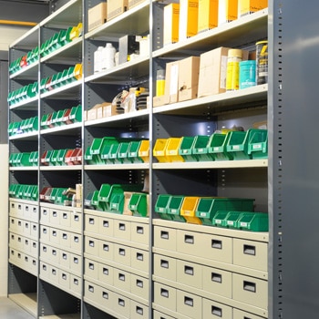 Rayonnage métallique tôlé. Stockage pièces détachées en vrac et bacs plastique. Rayonnage industriel PROFILTOL.