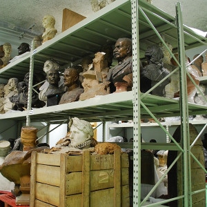Rayonnage métallique mi-lourd pour la conservation des réserves de musées. Etagères modulaires pour charges lourdes. Feralp.