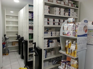 Rayonnage métallique léger pour pharmacie. Paroi tôlées étagères acier, séparateurs, butées avant. Feralp.