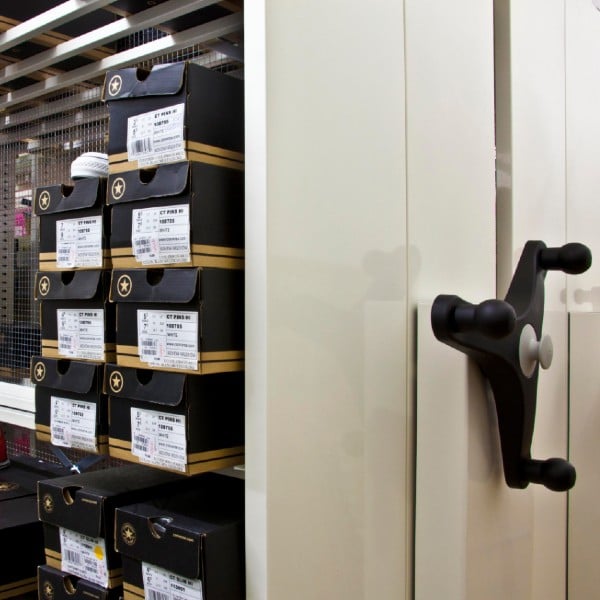 Stockage mobile dans une réserve de magasin de chaussures. Rayonnage tôlé PROFILTOL blanc.